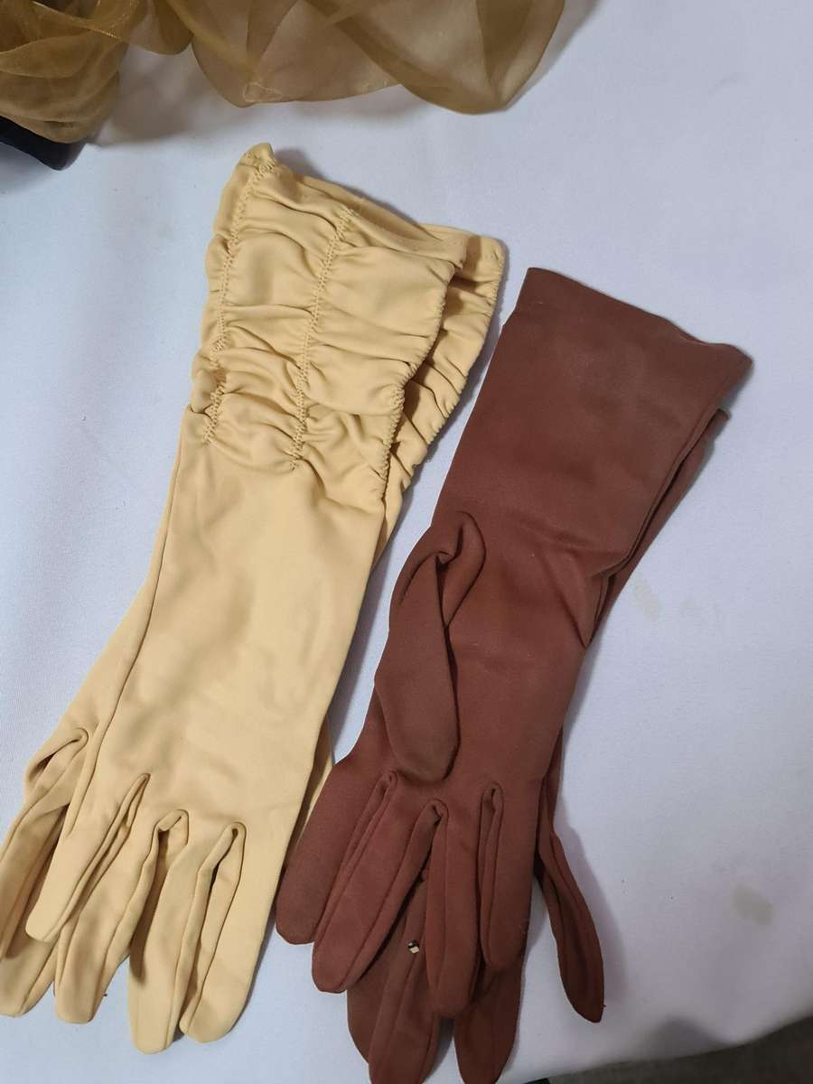 x5 Mixed scarfs, foax fur  collar and 6 women's gloves.