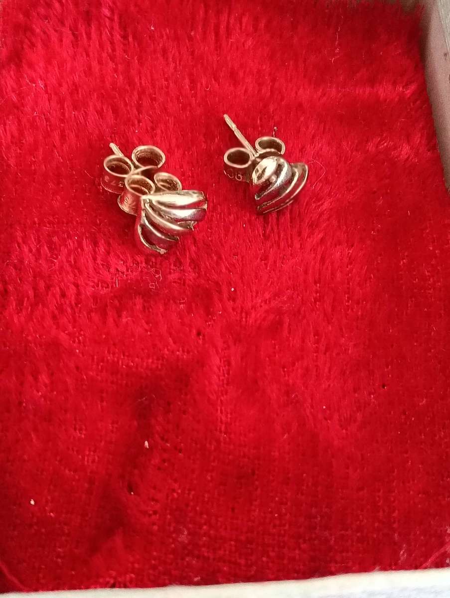 GOLD, 9ct STUD EARRINGS.