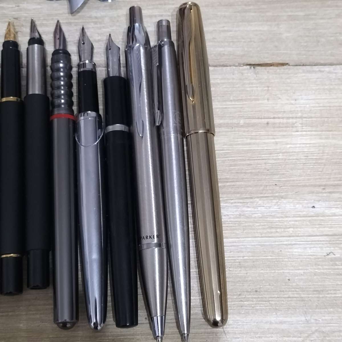 PARKER AND OTHER PENS COLLECTION. SEE DESCRIPTION