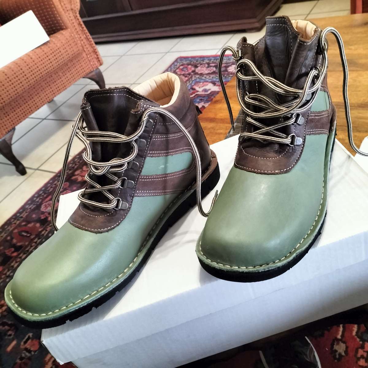 TRAP VELLIES. GENUINE LEATHER.