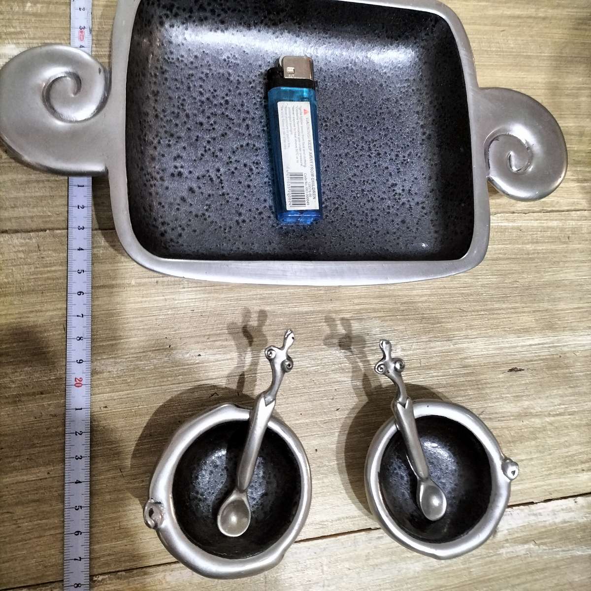 C BOYES ITEMS. SNACK DISH AND TWO CONDEMENT PLATES AND TWO SPOOND.