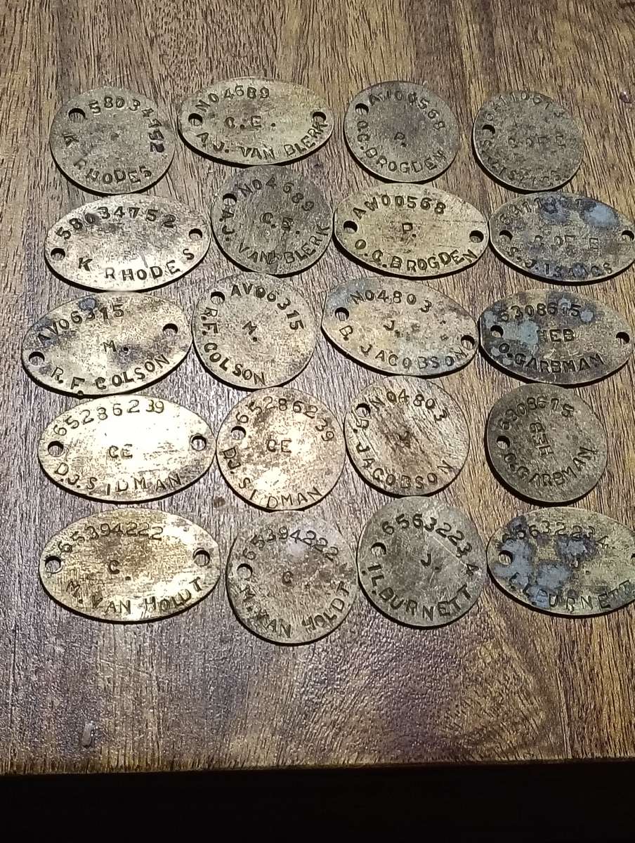 WW1 BRASS BEDPLATE, NAME TAGS AND SADF BUTTONS