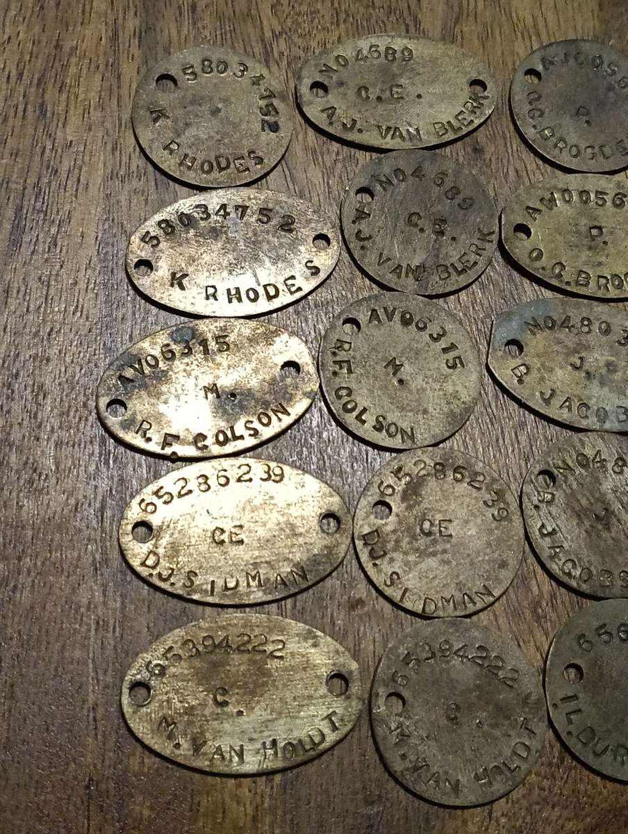 WW1 BRASS BEDPLATE, NAME TAGS AND SADF BUTTONS