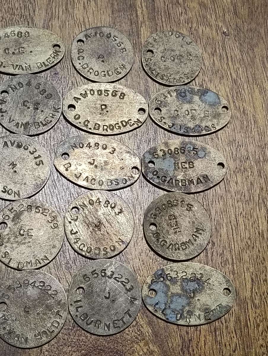 WW1 BRASS BEDPLATE, NAME TAGS AND SADF BUTTONS