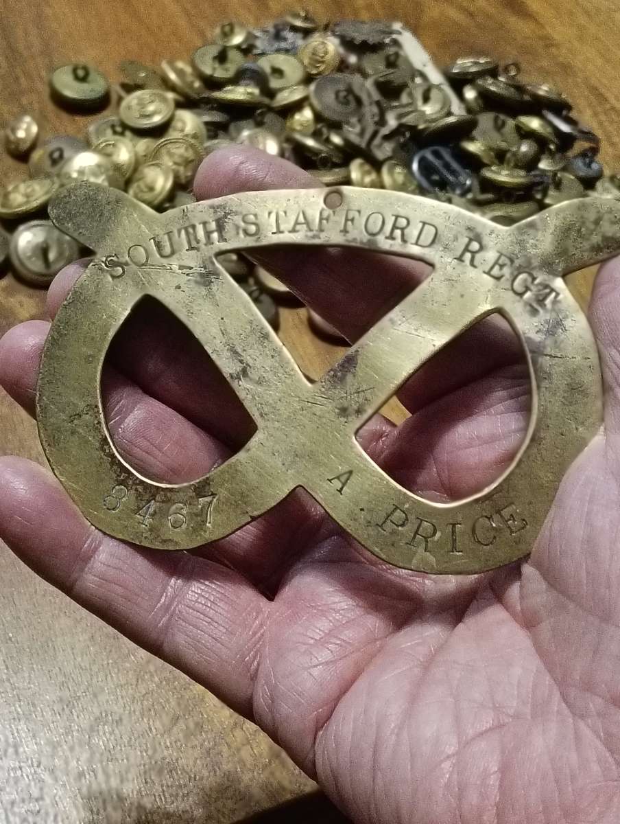 WW1 BRASS BEDPLATE, NAME TAGS AND SADF BUTTONS