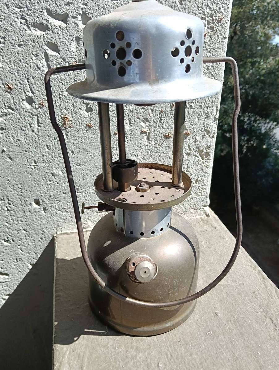 COLEMAN PARAFFIN LAMP. RARE 241 "G" MODEL..