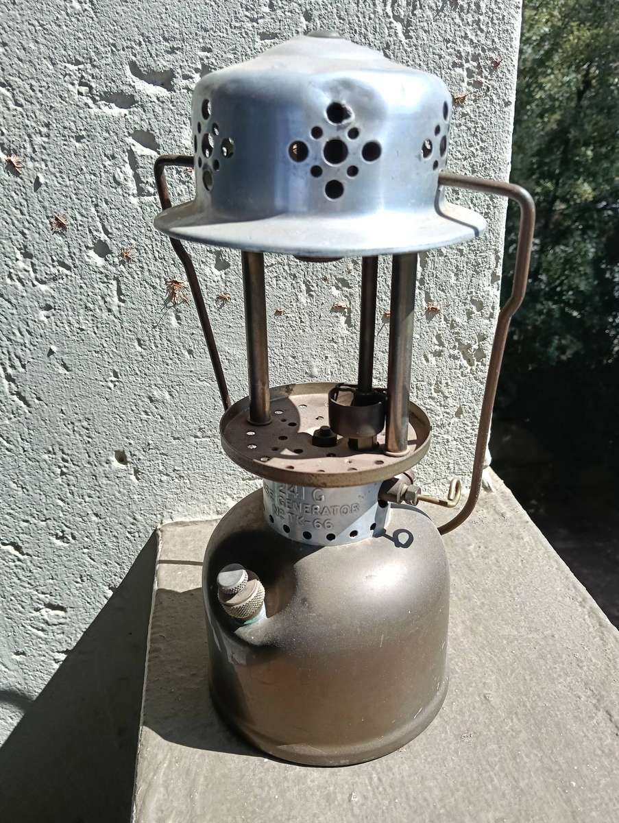 COLEMAN PARAFFIN LAMP. RARE 241 "G" MODEL..
