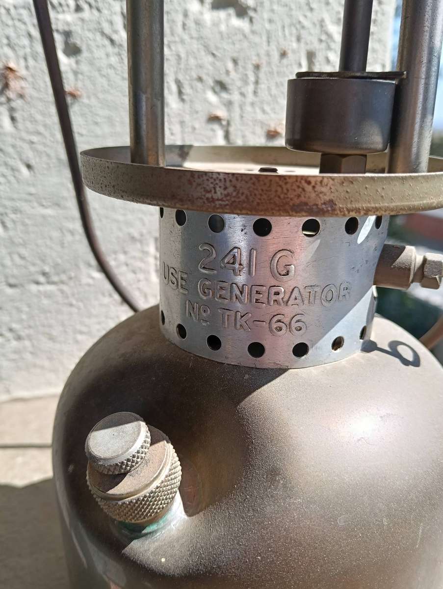 COLEMAN PARAFFIN LAMP. RARE 241 "G" MODEL..