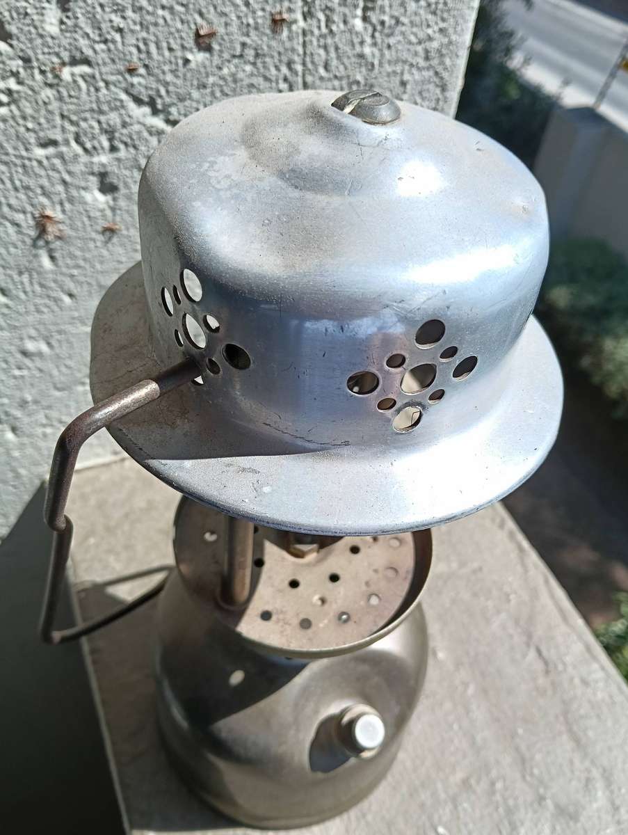 COLEMAN PARAFFIN LAMP. RARE 241 "G" MODEL..