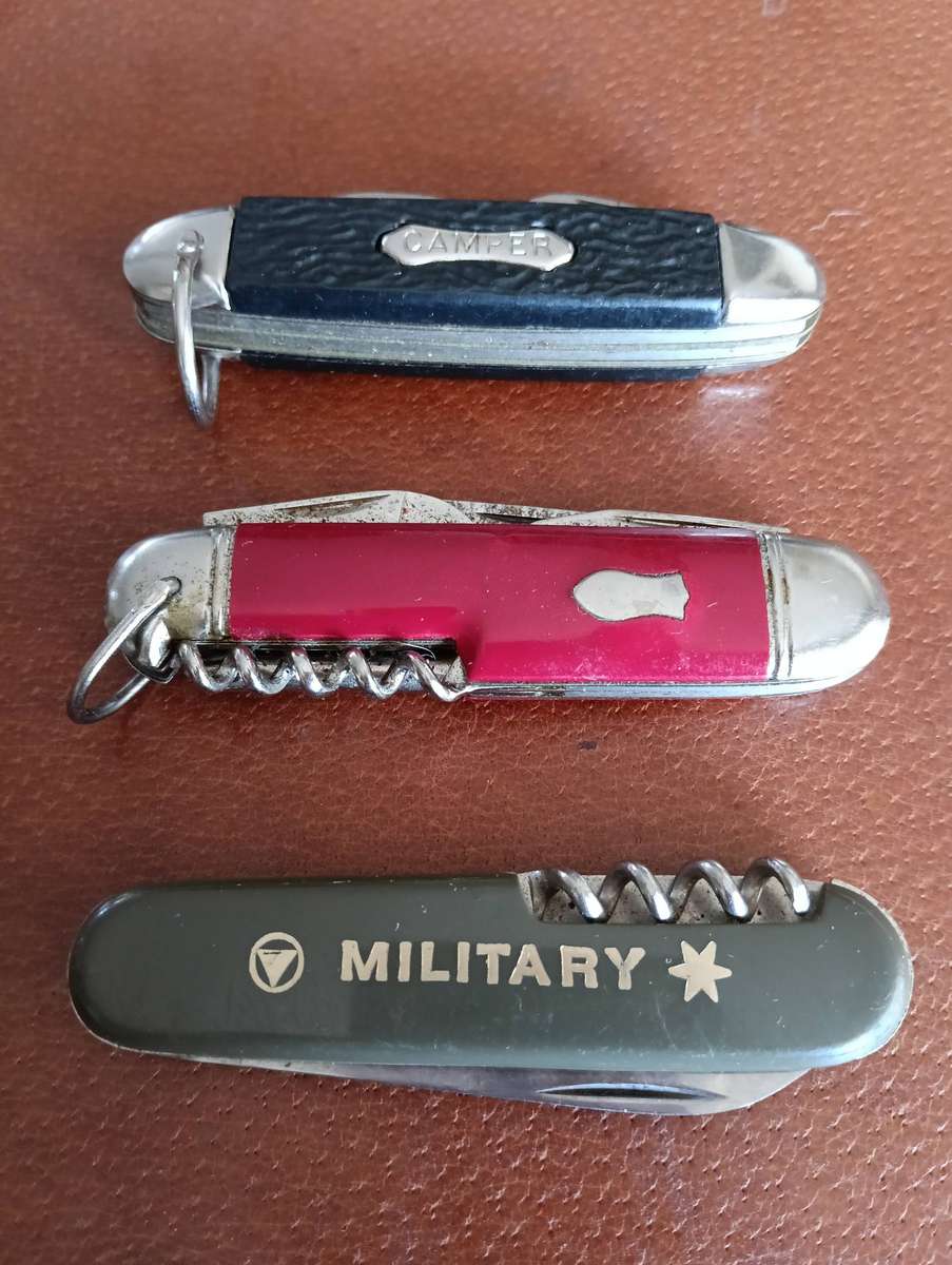 THREE VINTAGE POCKET KNIVES.