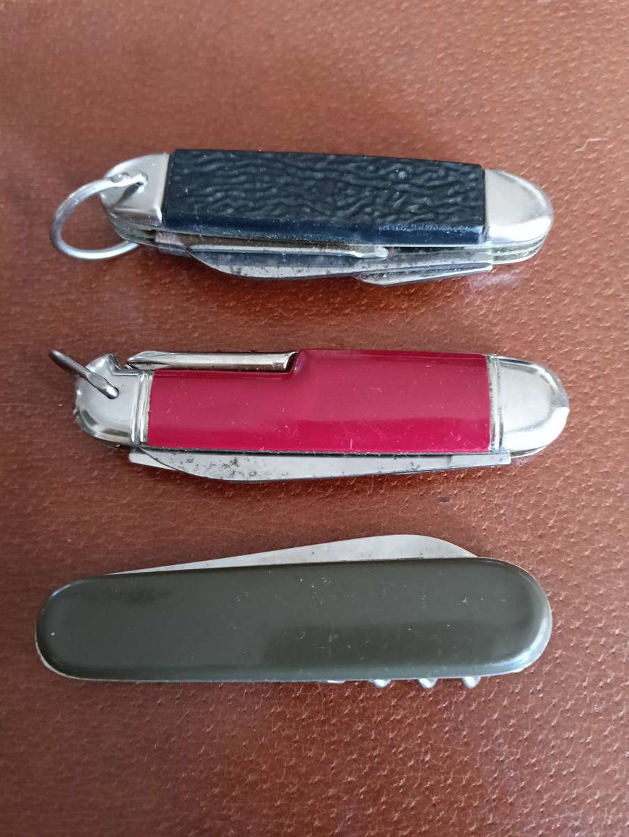 THREE VINTAGE POCKET KNIVES.