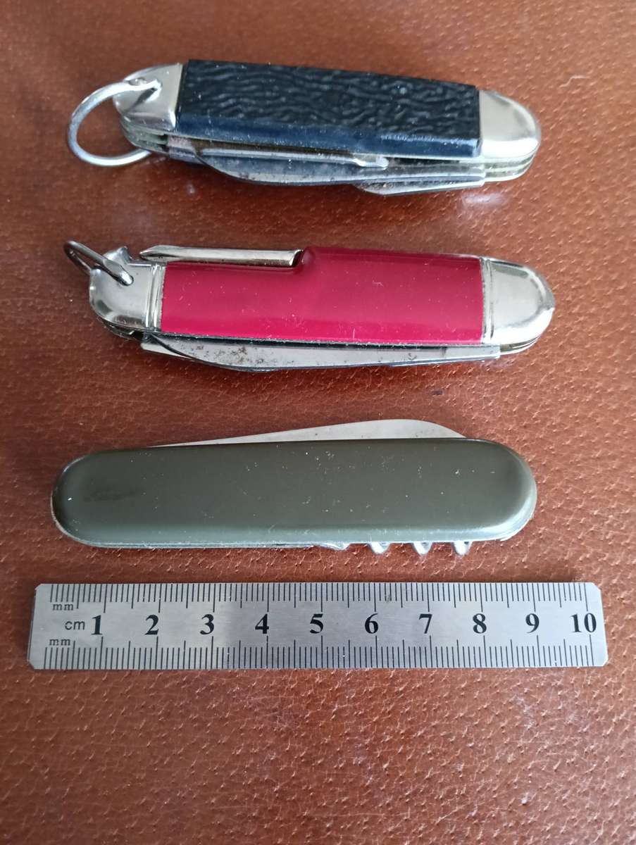 THREE VINTAGE POCKET KNIVES.