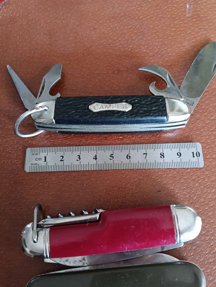 THREE VINTAGE POCKET KNIVES.