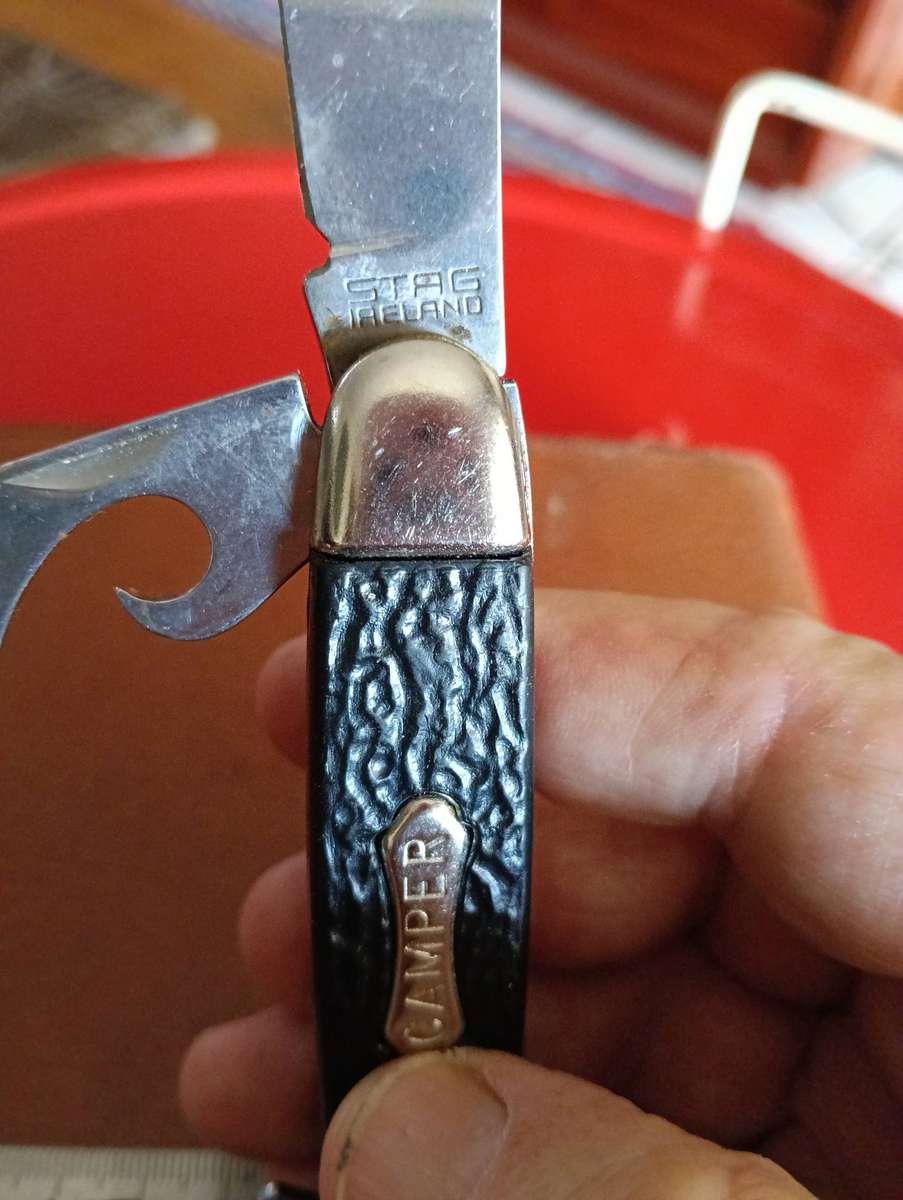 THREE VINTAGE POCKET KNIVES.