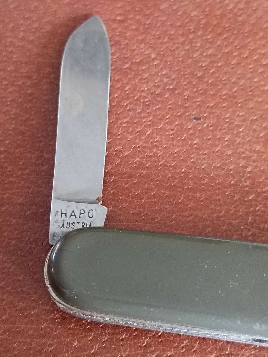 THREE VINTAGE POCKET KNIVES.