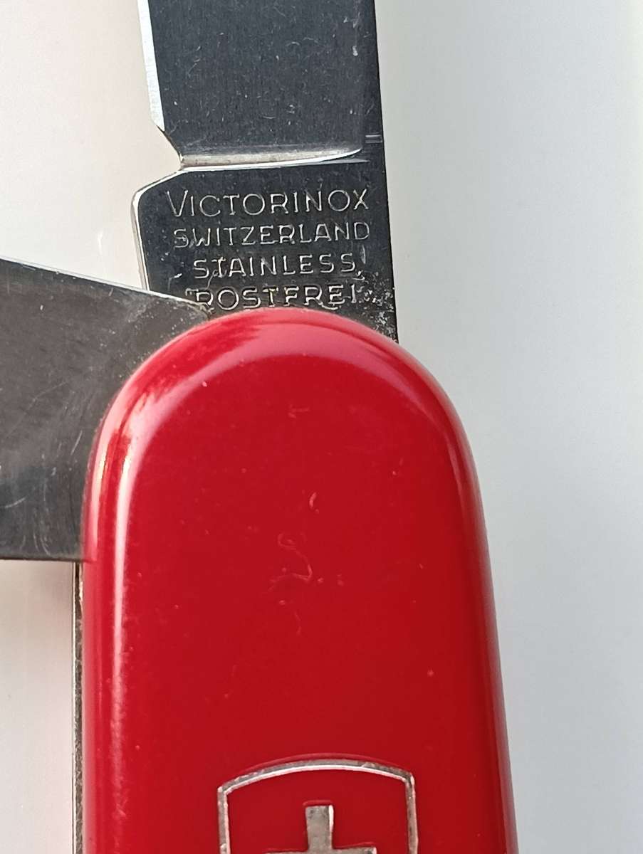 SWISS OFFICIER VICTORINOX POCKET KNIVE.