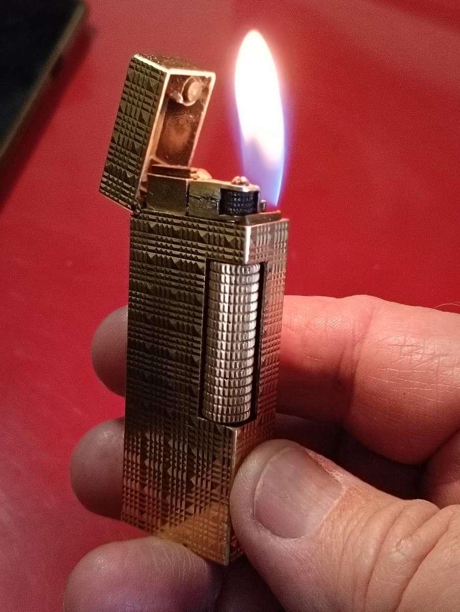 VINTAGE DUNHILL LIGHTER.
