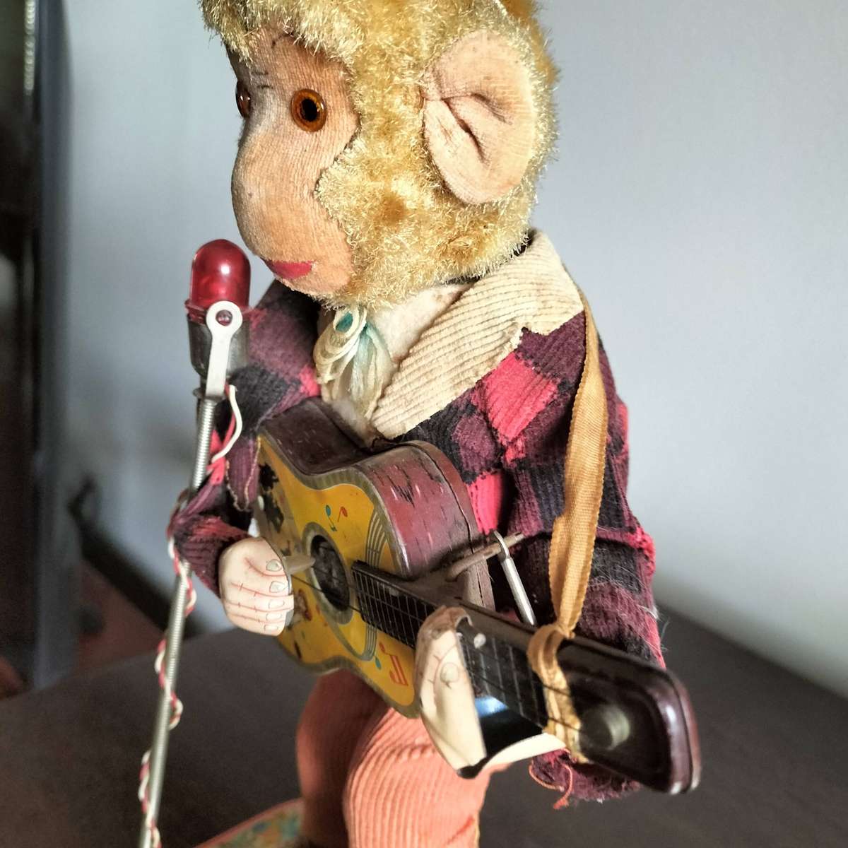 TIN TOY MONKEY. MADE IN JAPAN.