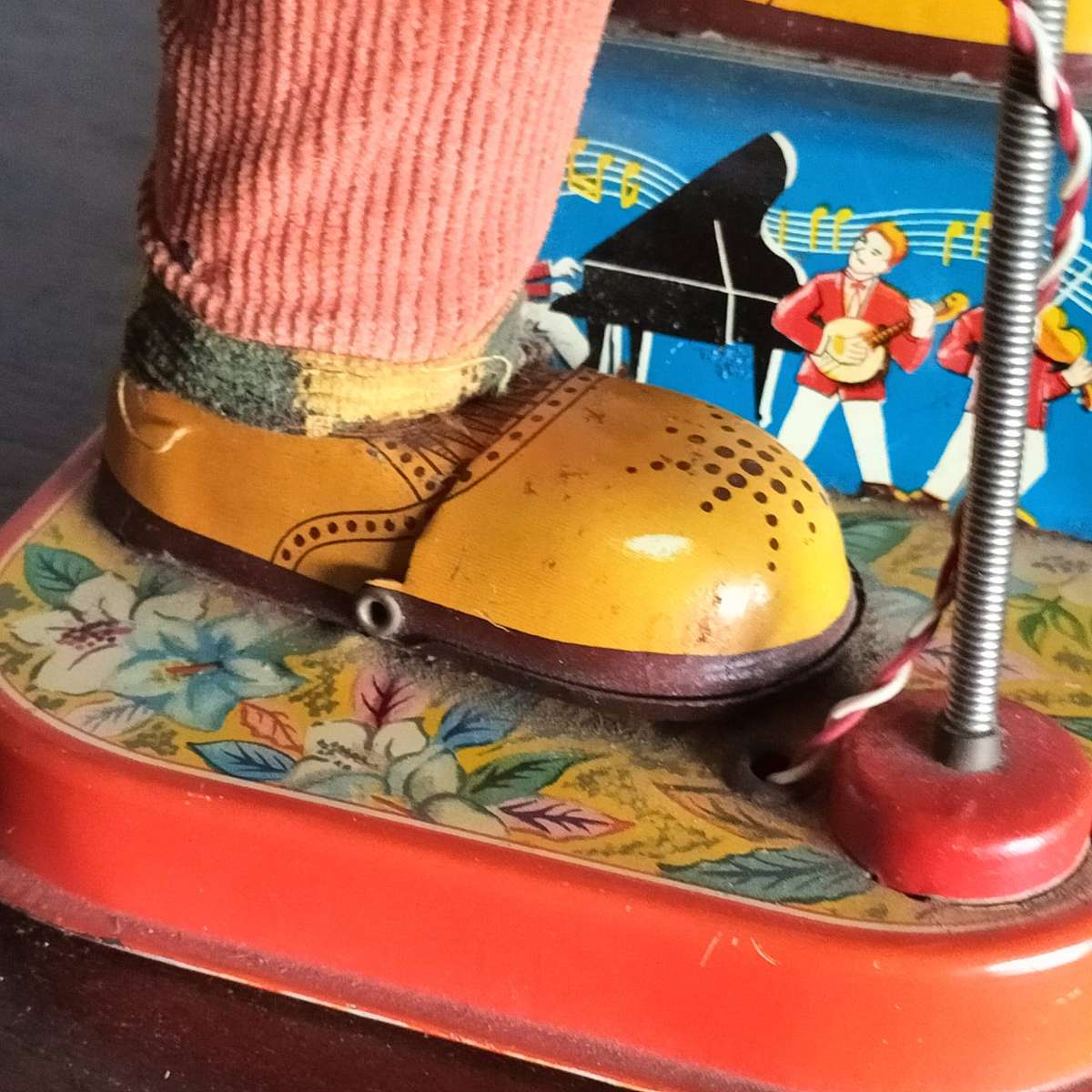 TIN TOY MONKEY. MADE IN JAPAN.