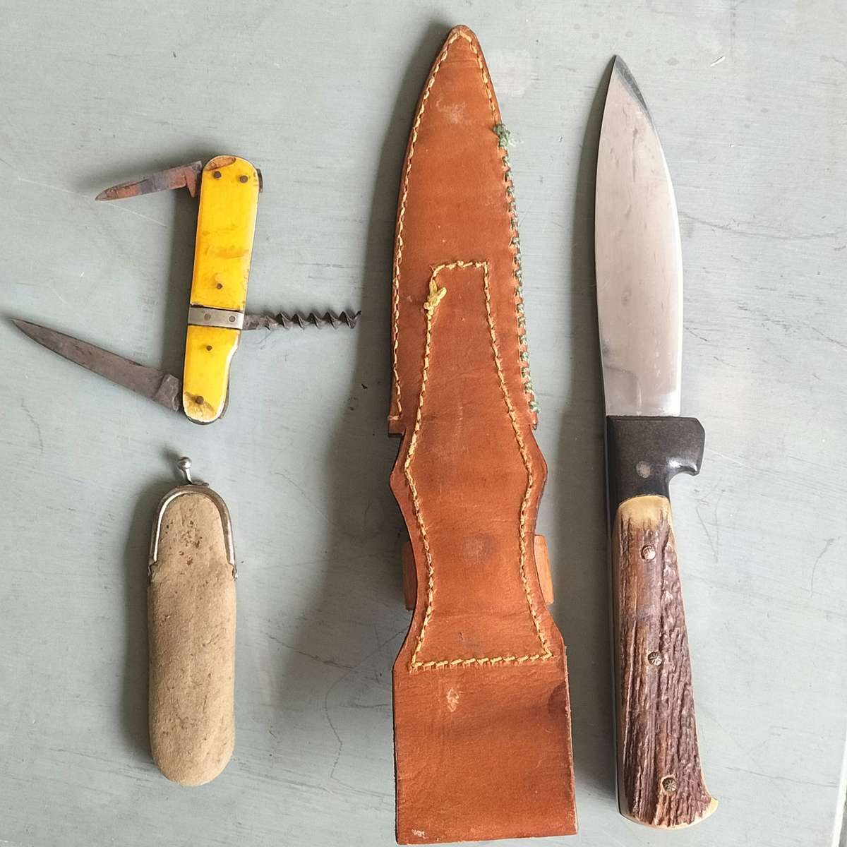 TWO VINTAGE KNIVES.