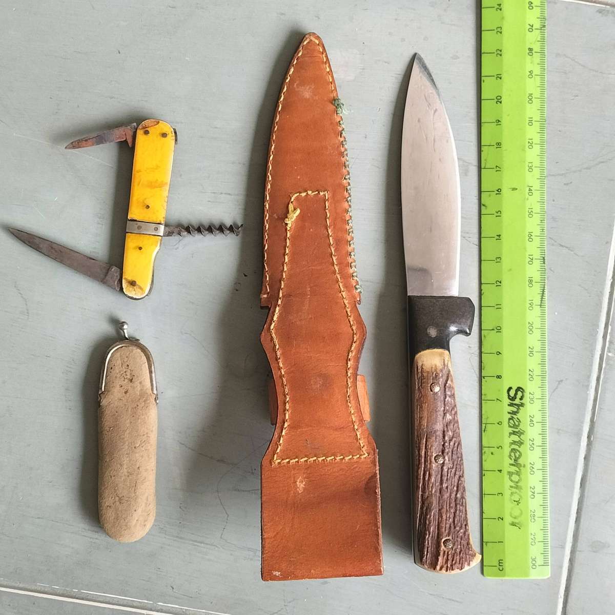TWO VINTAGE KNIVES.