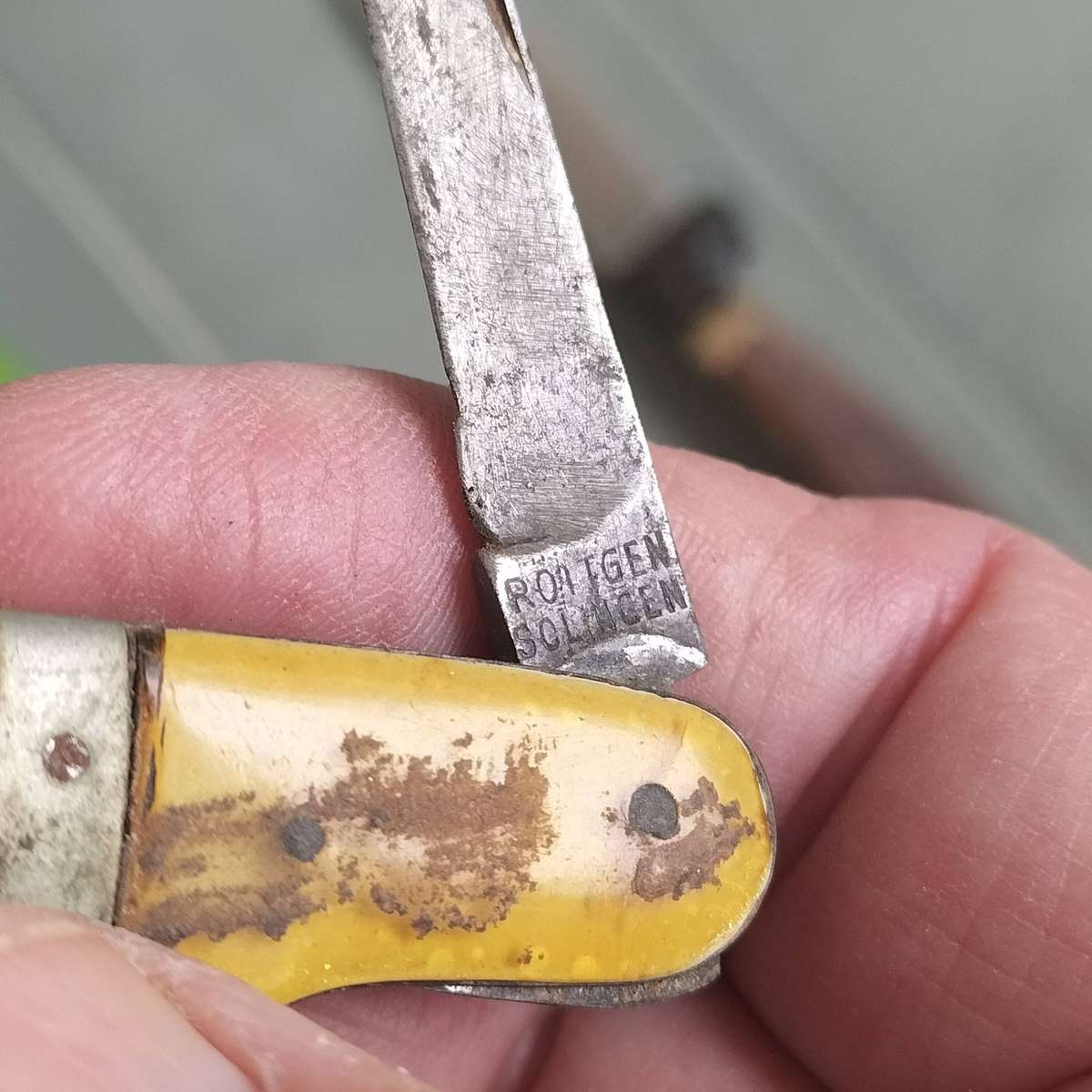 TWO VINTAGE KNIVES.