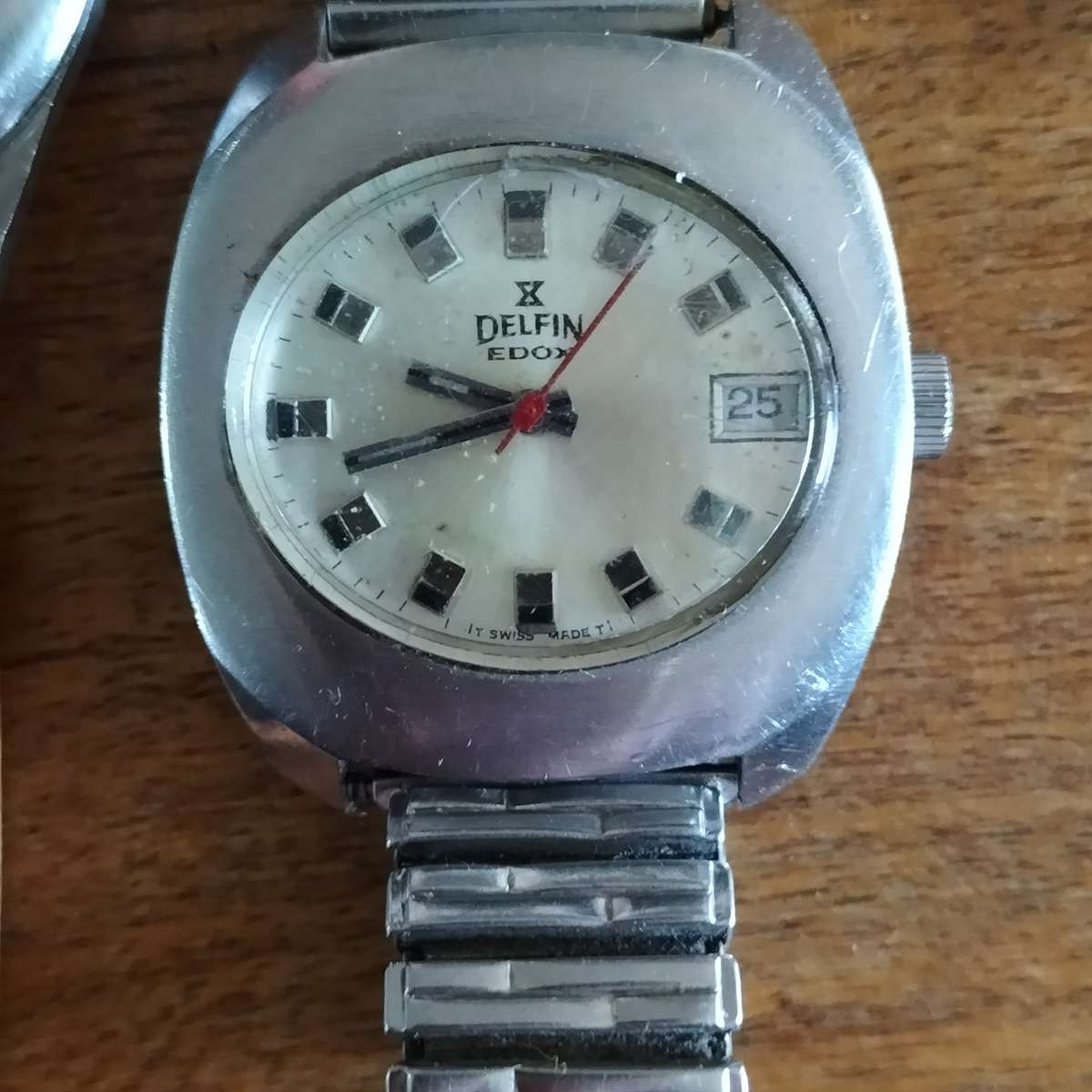 TWO SWISS MEN'S WATCHES. CYMA, DELFIN.