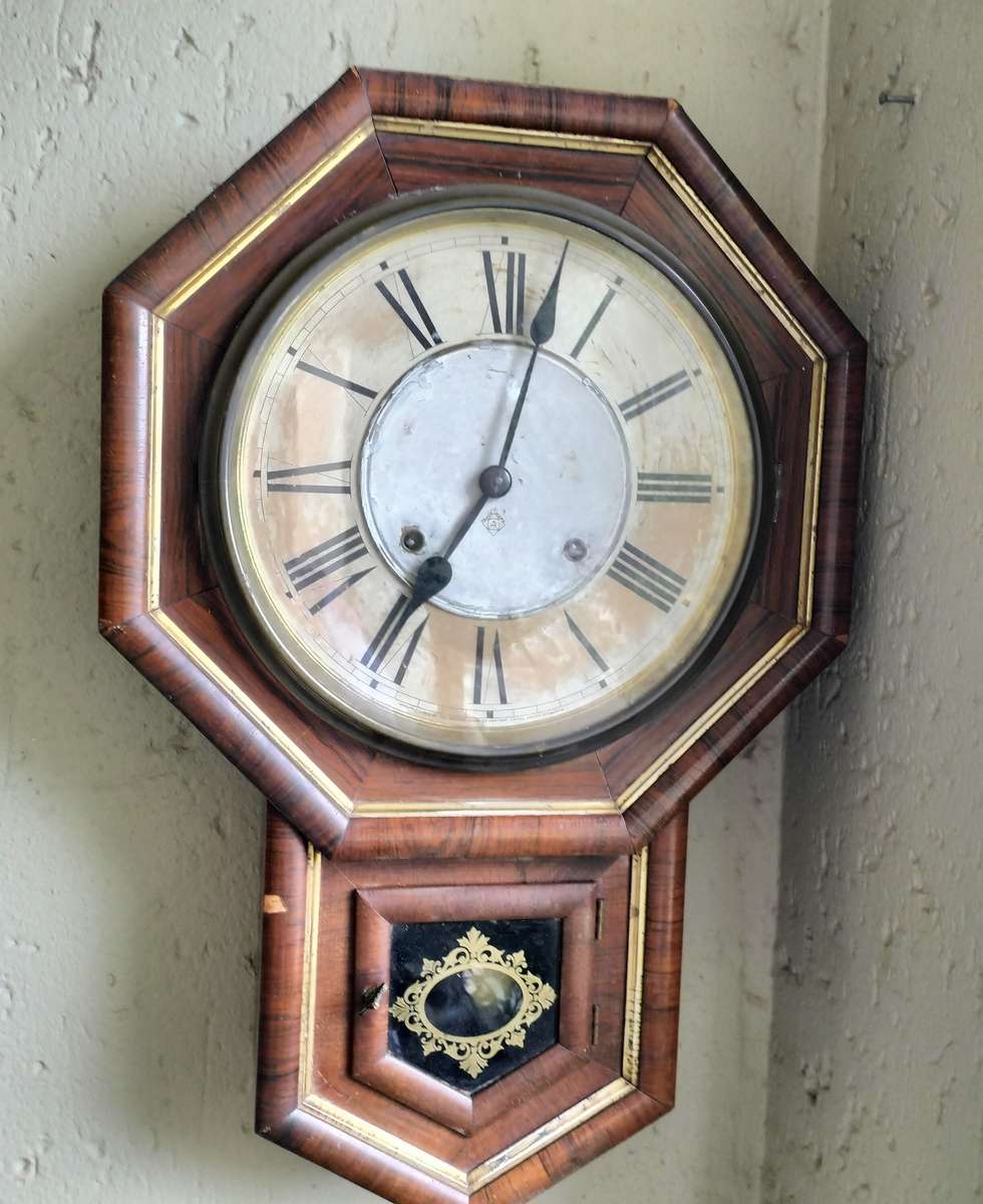 ANSOÑIA WALL CLOCK. ANTIQUE.
