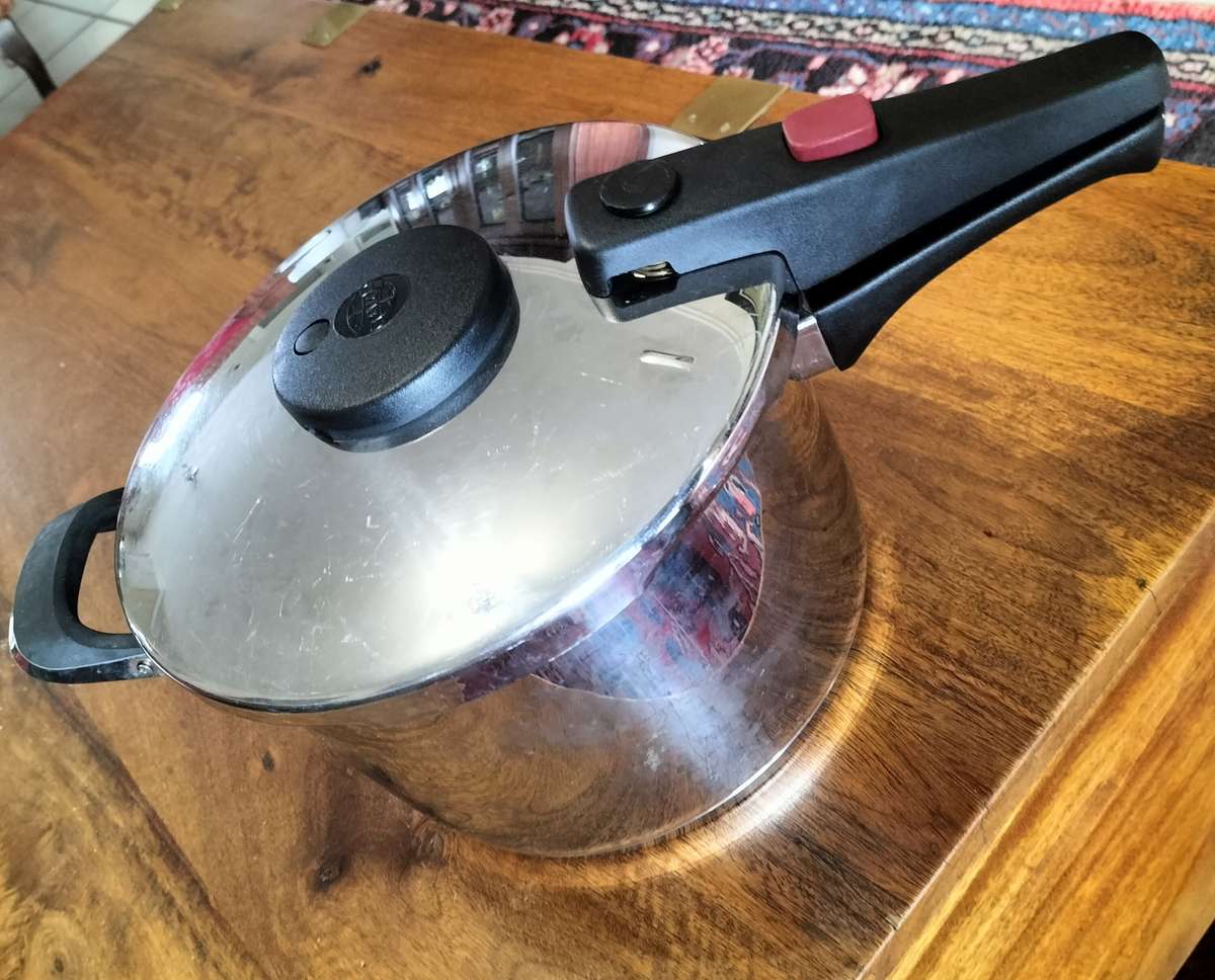 AMC PRESSURE COOKER. 6L. STOVETOP.