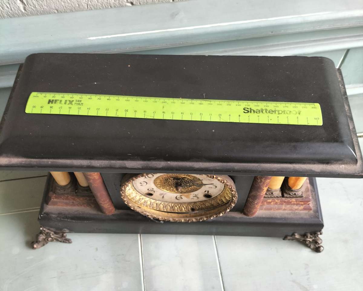 ANTIQUE MANTLE CLOCK. MADE IN USA.