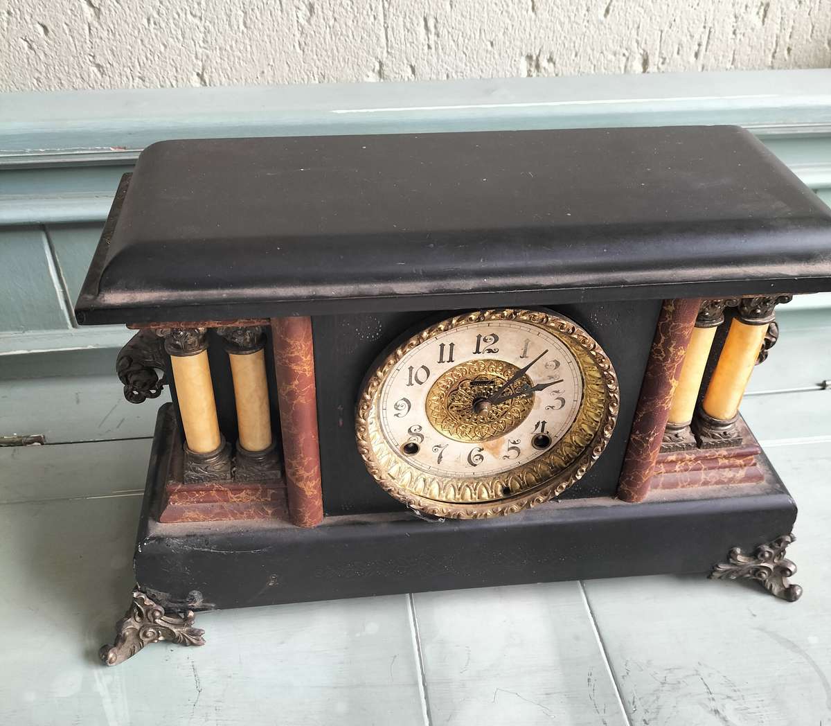 ANTIQUE MANTLE CLOCK. MADE IN USA.