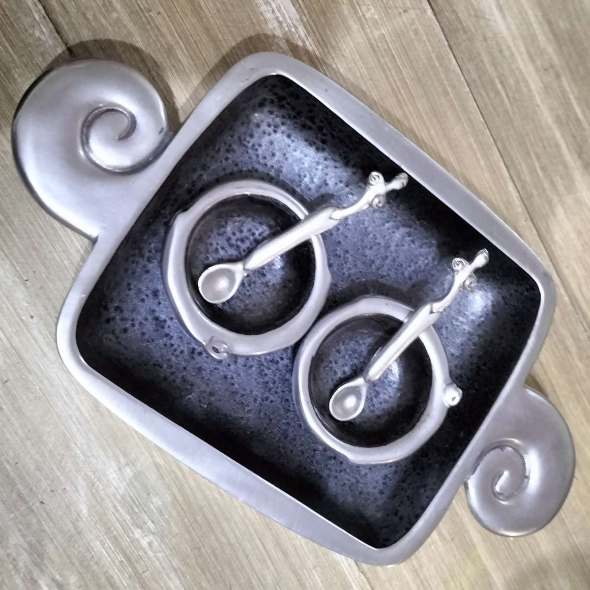 C BOYES ITEMS. SNACK DISH AND TWO CONDEMENT PLATES AND TWO SPOOND.