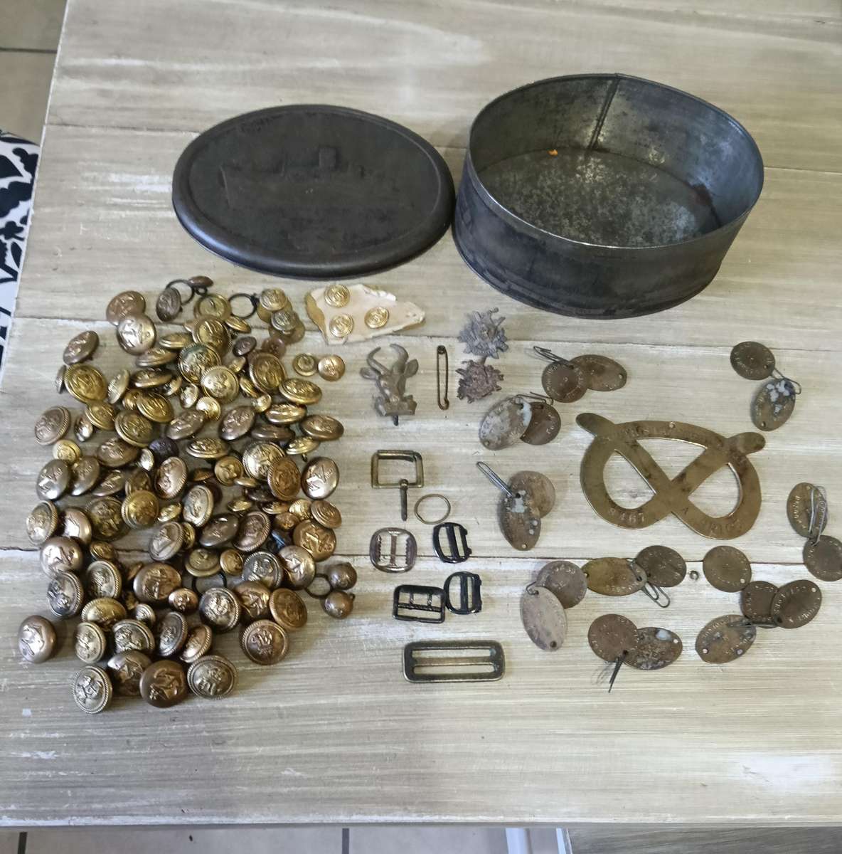 WW1 BRASS BEDPLATE, NAME TAGS AND SADF BUTTONS