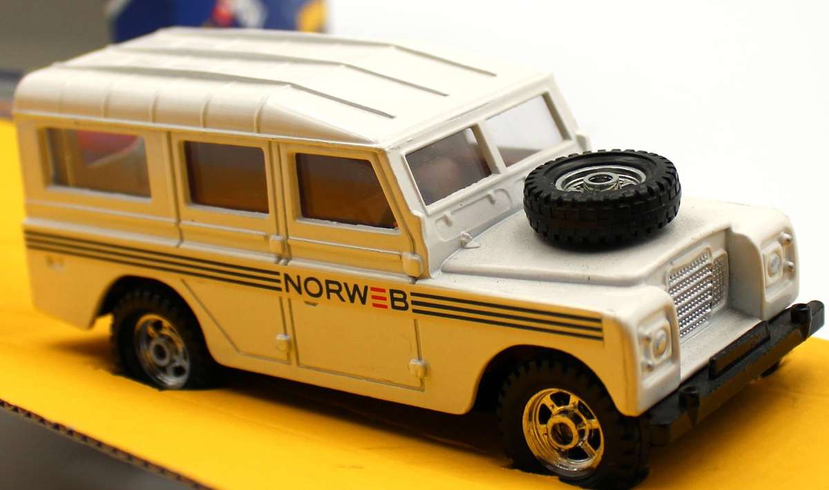 CORGI - 2x Land rovers - 619/2 RED SAPEURS POMPIERS & 421 WHITE NORWEB SPECIAL ISSUE