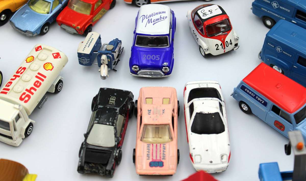 NICE DIECAST GROUP - VINTAGE to MODERN - UNPLAYED & PLAYWORN