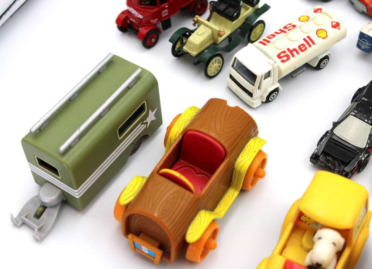 NICE DIECAST GROUP - VINTAGE to MODERN - UNPLAYED & PLAYWORN