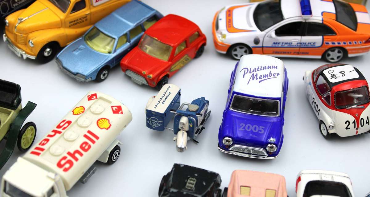 NICE DIECAST GROUP - VINTAGE to MODERN - UNPLAYED & PLAYWORN