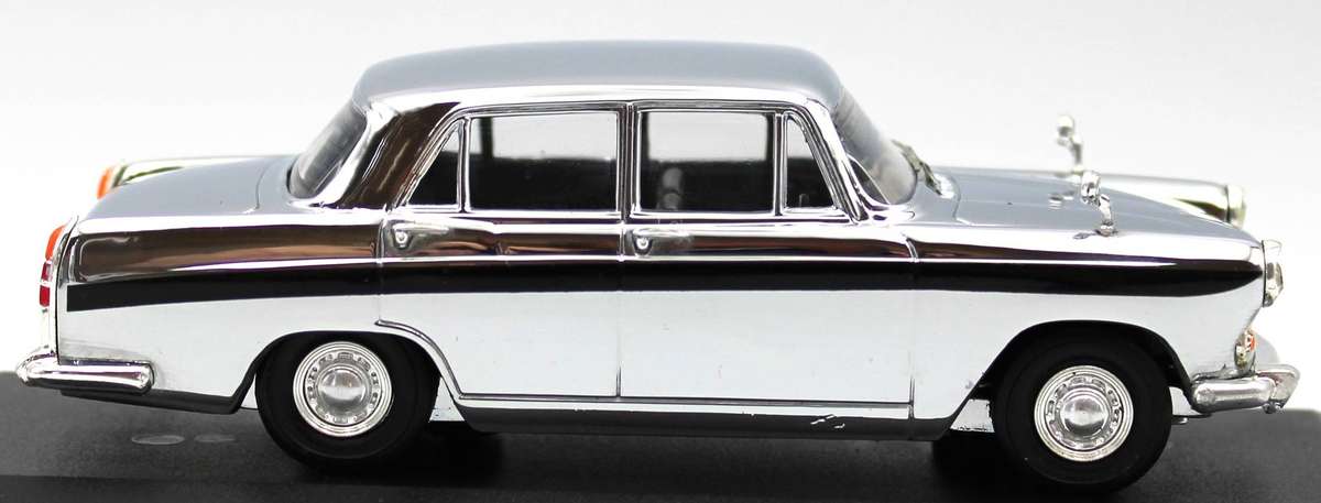 LLEDO VANGUARDS MEMBERS EXCL. LCC3 - AUSTIN A60 CAMBRIDGE - VA04409 - LIMITED EDITION CHROME FINISH