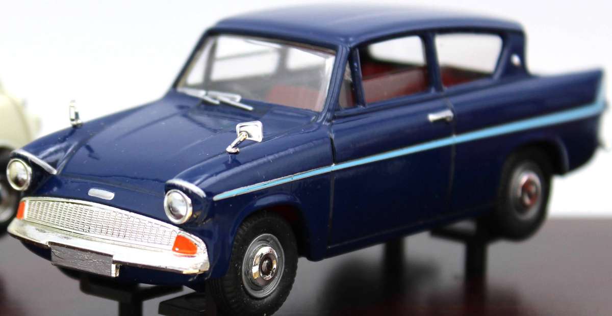 LLEDO VANGUARDS PLINTH SET - CC1004 - AUSTIN 7 MINI, FORD ANGLIA, TRIUMPH HERALD & MORRIS TRAVELLER