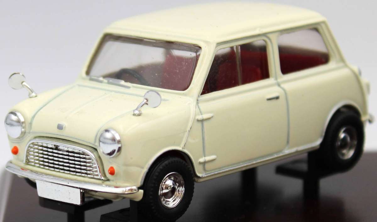 LLEDO VANGUARDS PLINTH SET - CC1004 - AUSTIN 7 MINI, FORD ANGLIA, TRIUMPH HERALD & MORRIS TRAVELLER