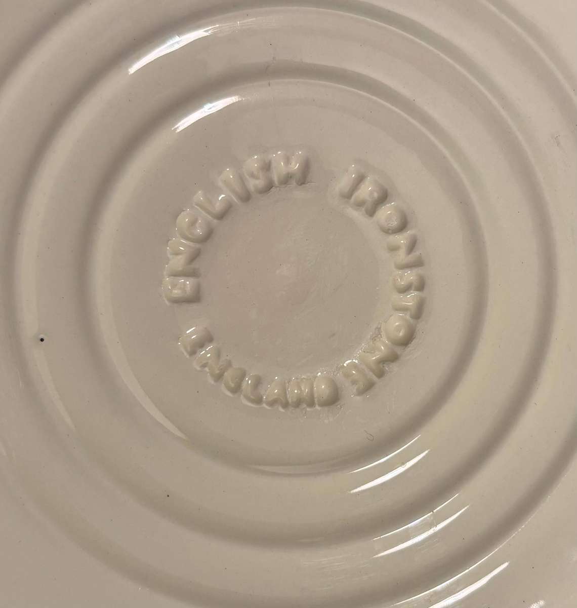 ENGLISH IRONSTONE ENGLAND PLATE 'OLD INNS SERIES' FLORAL BOARDER