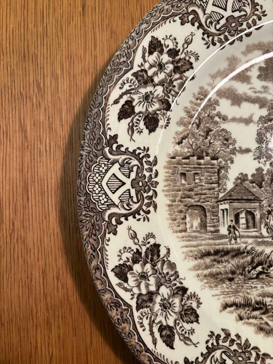 ENGLISH IRONSTONE ENGLAND PLATE 'OLD INNS SERIES' FLORAL BOARDER