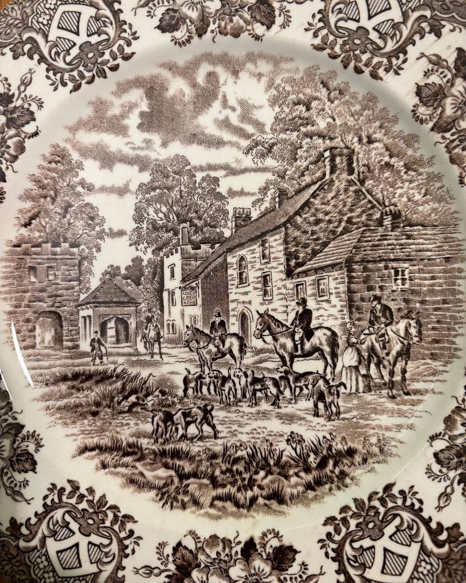 ENGLISH IRONSTONE ENGLAND PLATE 'OLD INNS SERIES' FLORAL BOARDER