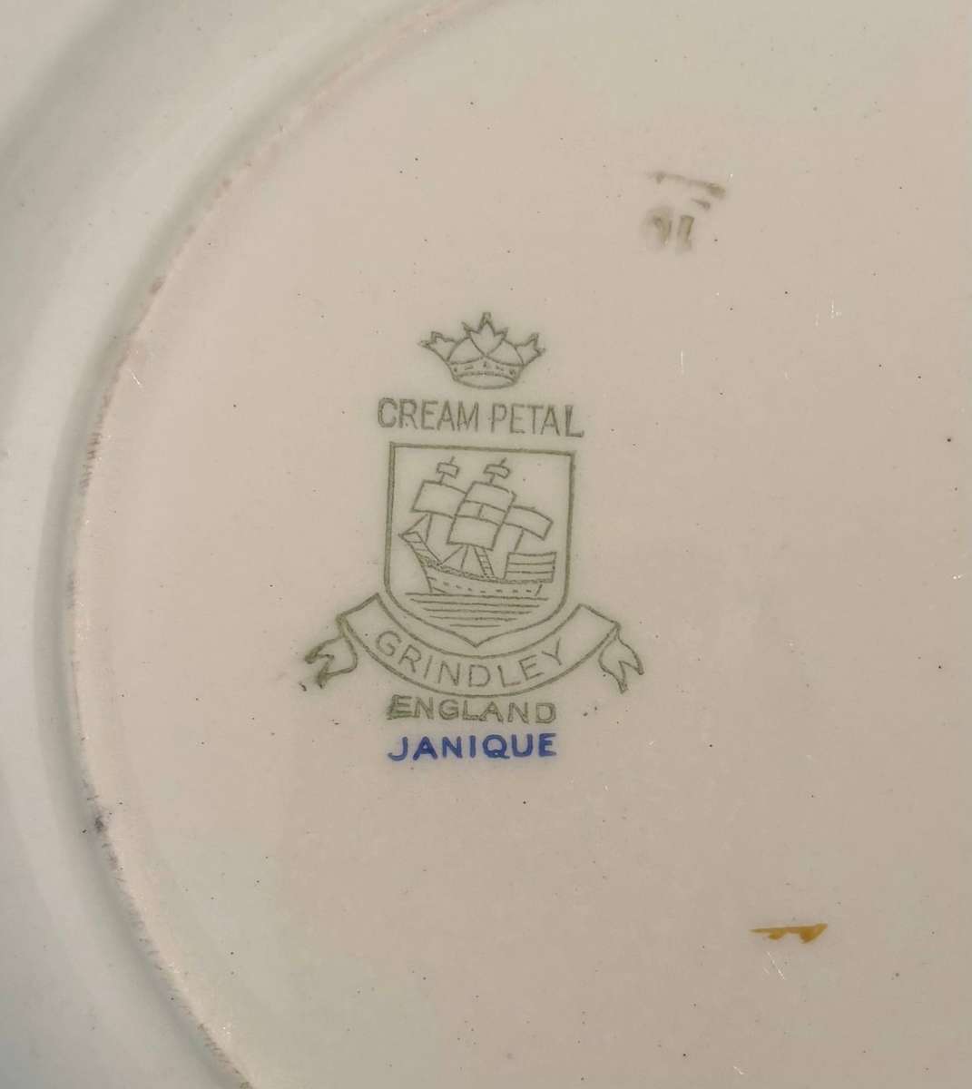 GRINDLEY DINNER PLATE CREAM PETAL JANIQUE BLUE