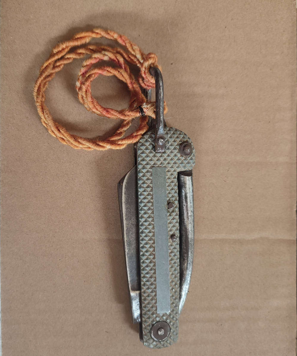 WW2 ROYAL NAVY JACK KNIFEWith splicing tool on the back