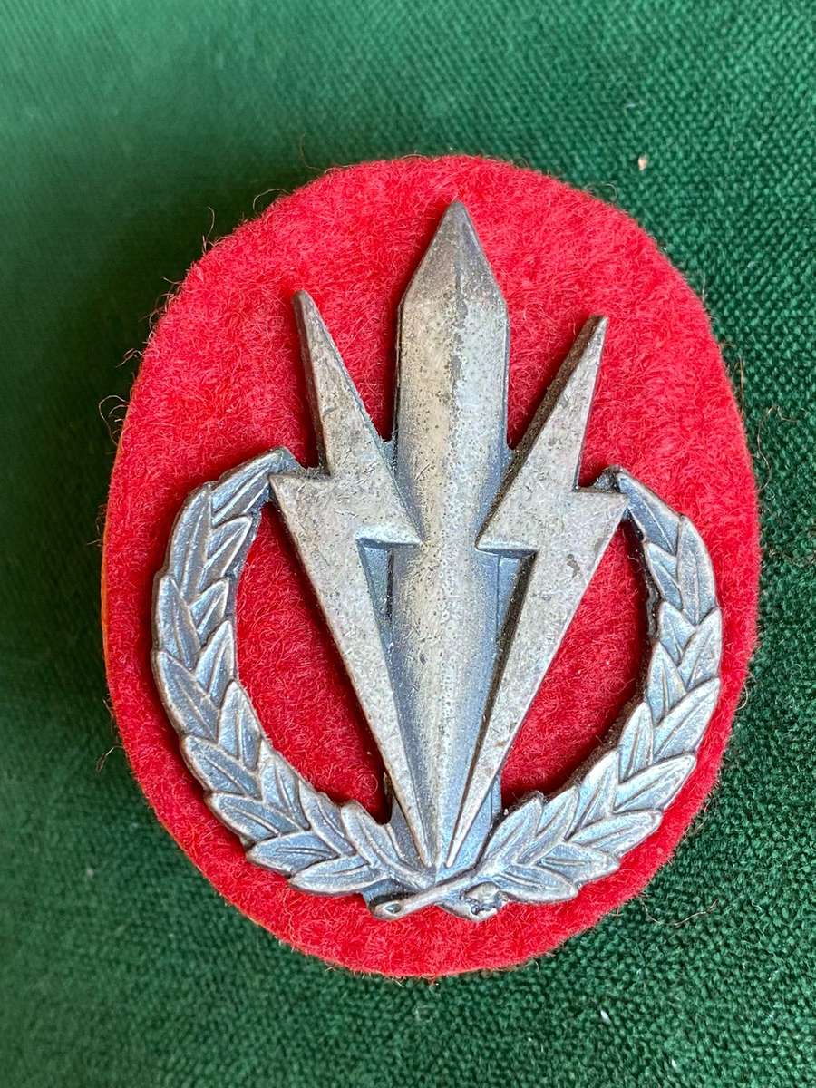 4 SA INFANTRY BATT. CAP BADGE-APPROVED IN 1984-2X SCREW LUGS