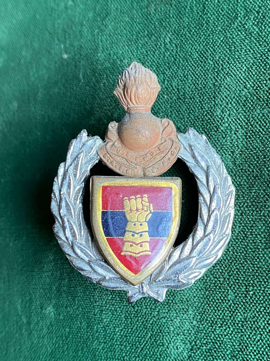15 FIELD ENGINEER REGIMENT CAP BADGE- 2 X SCREW LUGS