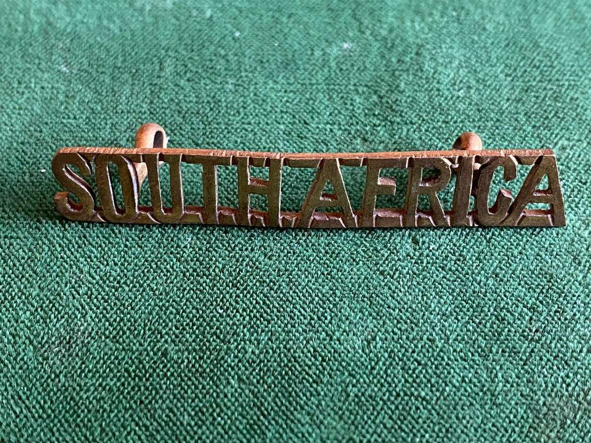 SOUTH AFRICA SHOULDER TITLE -WORN WW1- 2 LUGS -MEASURES 58 MM