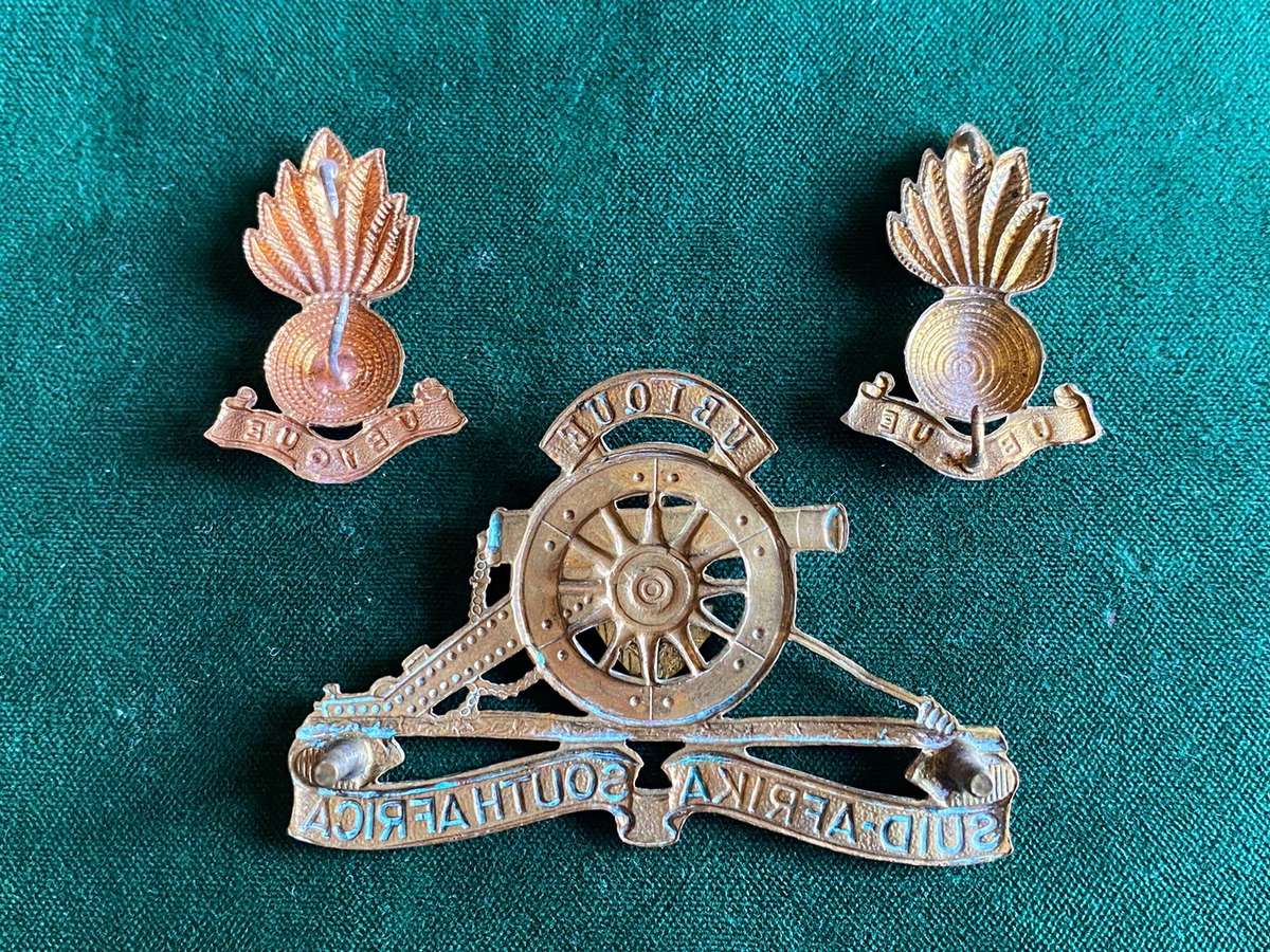 WITWATERSRAND UNIVERSITY REGIMENT(T.H.A)GILDING METAL CAP AND COLLARS-WORN 1962-1970-LUGS+PINS COMPL