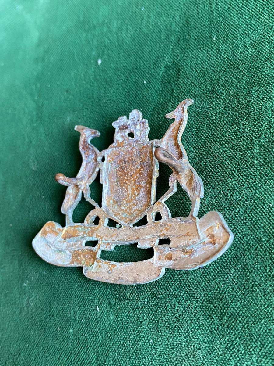 SOUTH AFRICAN RAILWAYS,WHITE METAL CAP BADGE-2 LUGS-EARLY PATTERN